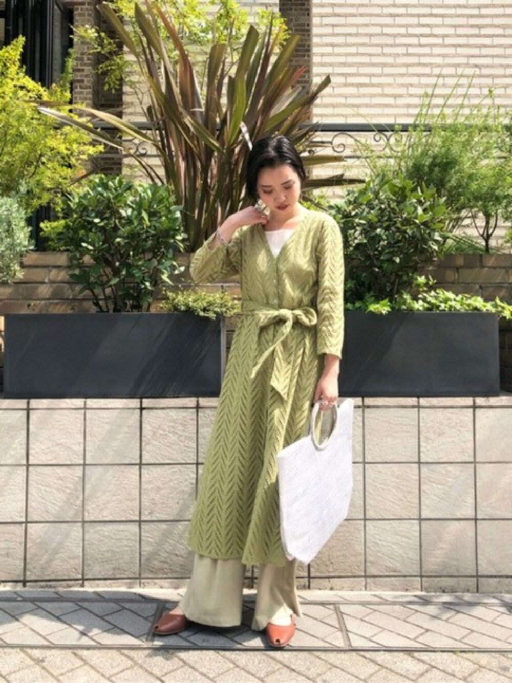 「ワントーンコーデ、フラットシューズ、レース、ガウン、ワイドパンツ、春色、春コーデ、夏コーデ、大人かわいい、ピスタチオ」｜「ROSE BUDの透かし柄レースガウン（その他アウター、グリーン系）」を使った、ROSE BUD STAFFさん（レディース・160cm）の春コーディネートの1枚目の写真