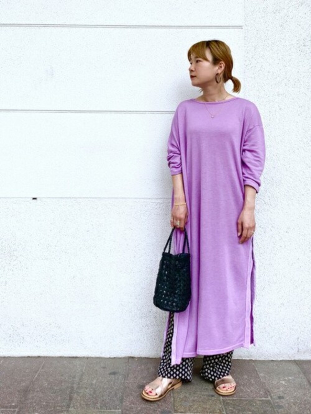 パープル系のワンピース、ブラック系のその他パンツ、ブラック系のショルダーバッグを着用したレディースの春コーディネートの1枚目の写真