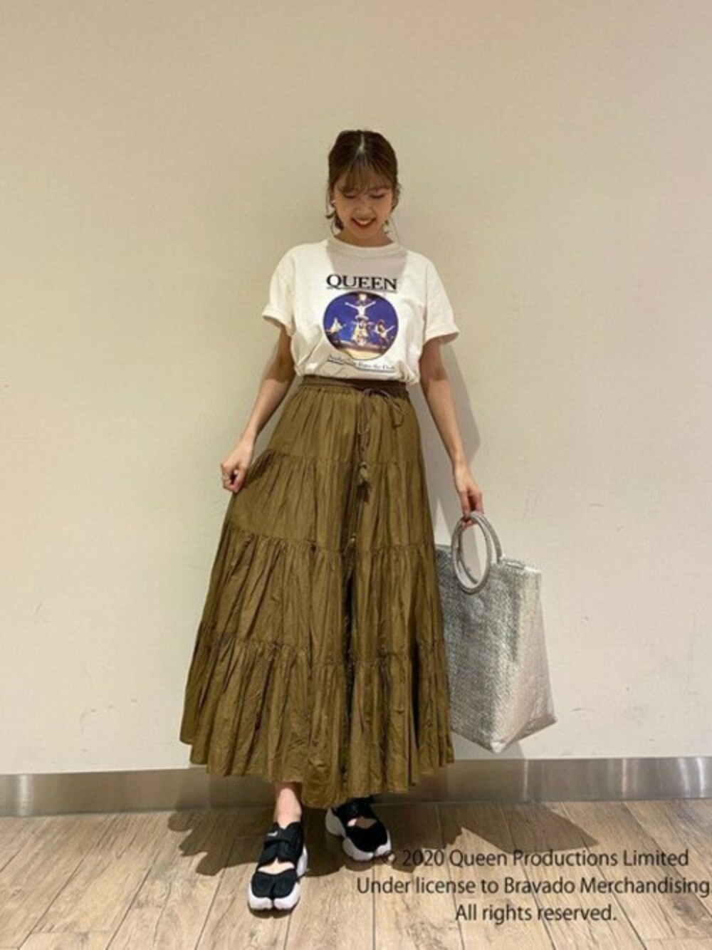 「Tシャツ、大人カジュアル、ロングスカート、ティアードスカート、ロックT、夏コーデ、大人かわいい、ファッションの力を信じよう」｜「GOOD ROCK SPEEDの＜ROSE BUD別注＞(GOOD ROCK SPEED×ROSE BUD)QUEENプリントTシャツ（Tシャツ/カットソー、ホワイト系）」を使った、ROSE BUD STAFFさん（レディース・169cm）の夏コーディネートの1枚目の写真