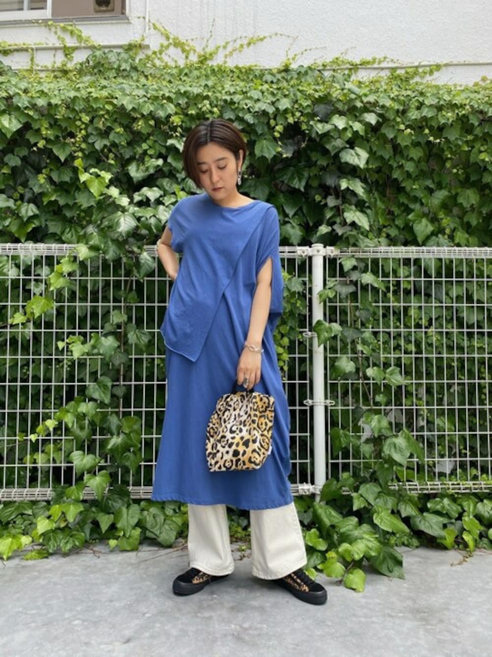 「スニーカー、デニム、ワンピース、レイヤードスタイル、大人カジュアル、フレアパンツ、シンプルコーデ、夏コーデ、カジュアルコーデ、ファッションの力を信じよう」｜「ROSE BUDのフレアデニムパンツ（デニムパンツ、ホワイト系）」を使った、ROSE BUD STAFFさん（レディース・165cm）の夏コーディネートの1枚目の写真