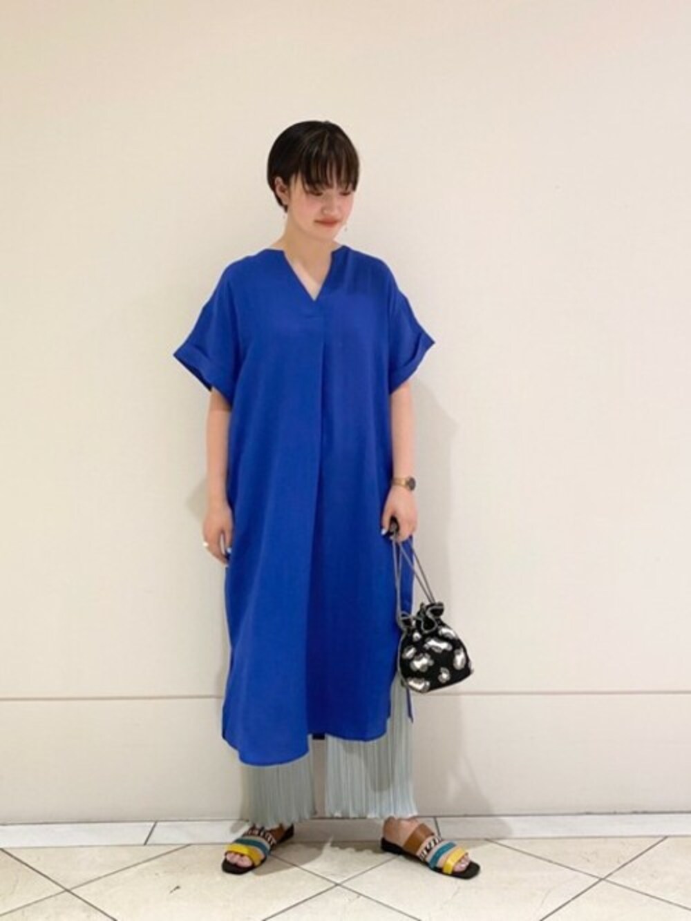 ブルー系のワンピース、ブルー系のその他パンツ、ブラック系のサンダルを着用したレディースの夏コーディネートの1枚目の写真