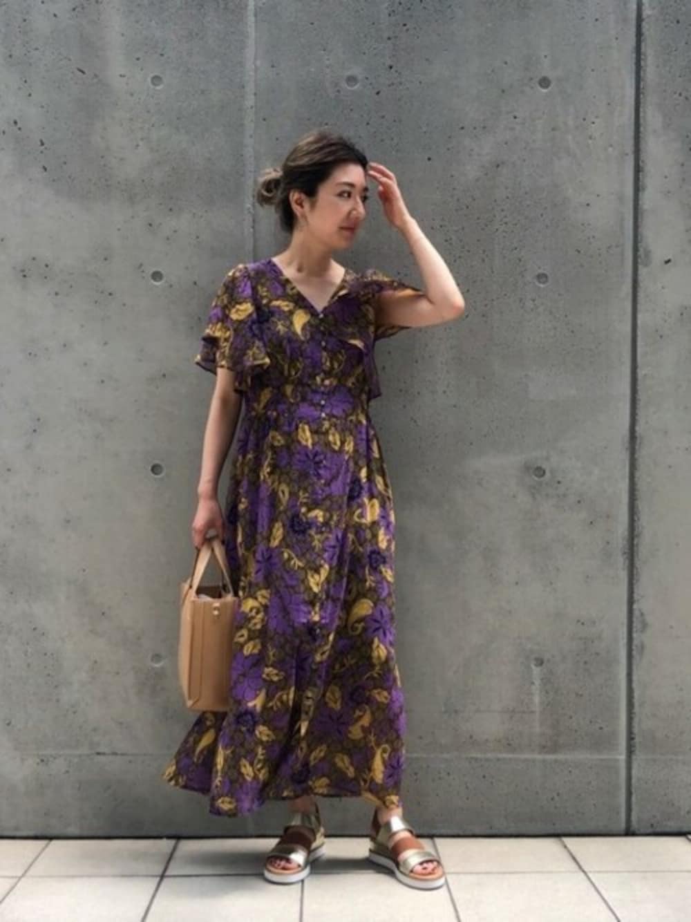 ブラウン系のワンピース、ベージュ系のショルダーバッグ、ブラウン系のサンダルを着用したレディースの夏コーディネートの1枚目の写真