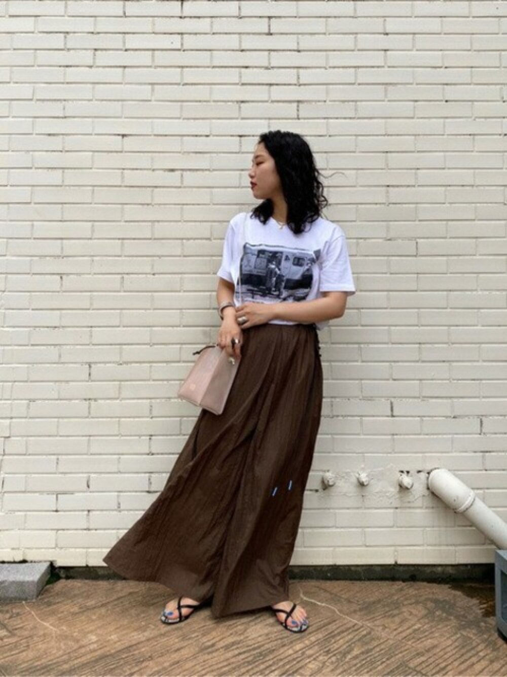 ホワイト系のTシャツ/カットソー、ブラウン系のその他パンツ、ピンク系のショルダーバッグを着用したレディースの夏コーディネートの1枚目の写真