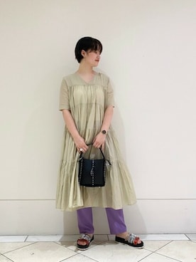 「ROSE BUD（ローズバッド）のスタッズショルダーバッグ（ショルダーバッグ）」を使った、ROSE BUD STAFFさん（レディース・166cm）の夏コーディネート