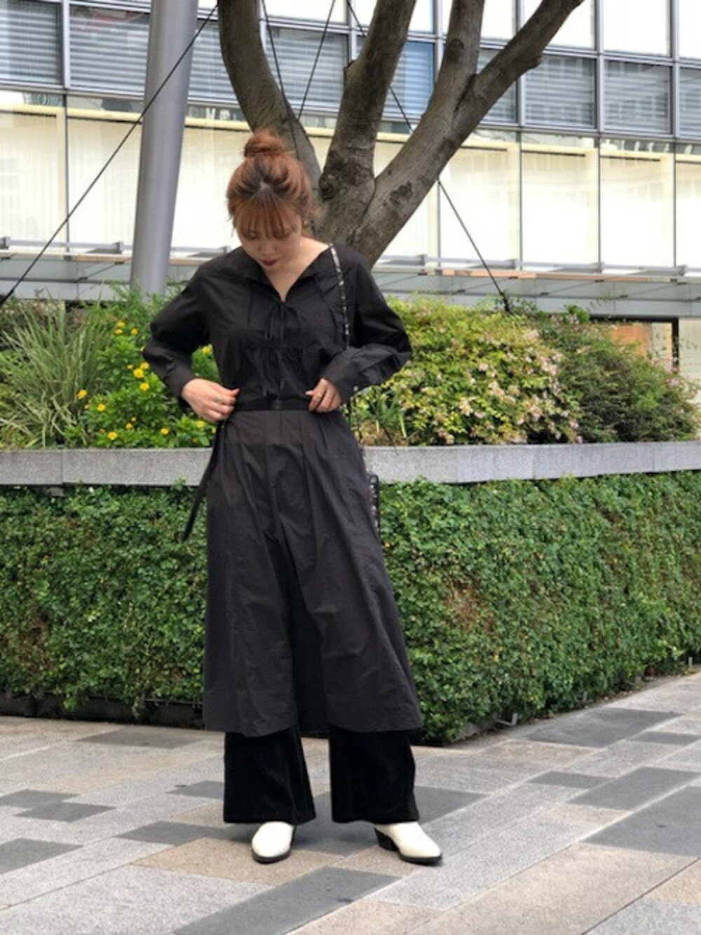 ブラック系のその他パンツ、ブラック系のワンピース、ブラック系のベルトを着用したレディースの秋コーディネートの1枚目の写真