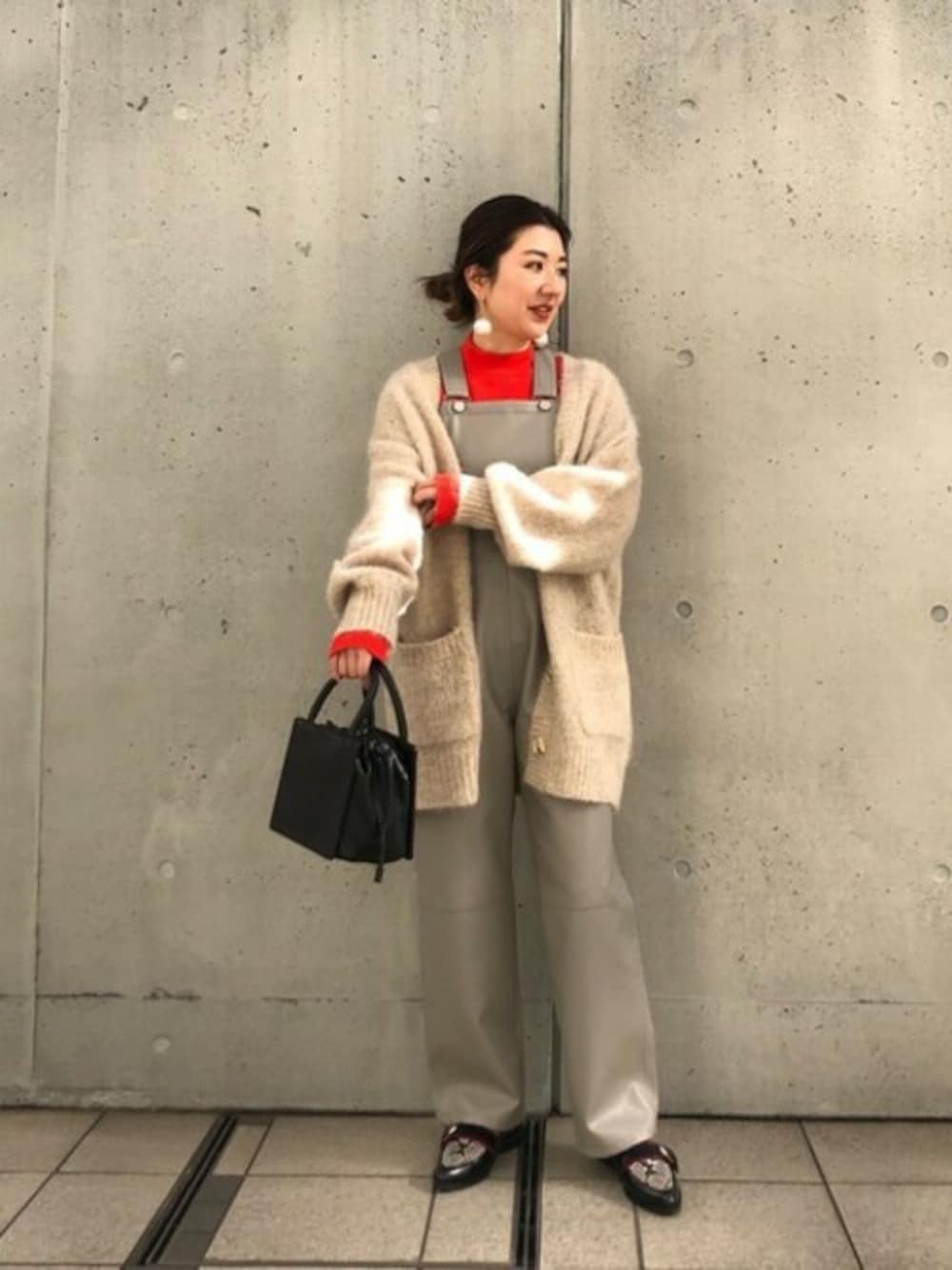 「カーディガン、ニット、カジュアル、ローファー、オーバーオール、冬コーデ、大人カジュアル、カジュアルコーデ、ROSE BUD、CREOLME」｜「ROSE BUDのモヘアロングカーディガン（カーディガン/ボレロ、ベージュ系）」を使った、ROSE BUD STAFFさん（レディース・154cm）の冬コーディネートの1枚目の写真
