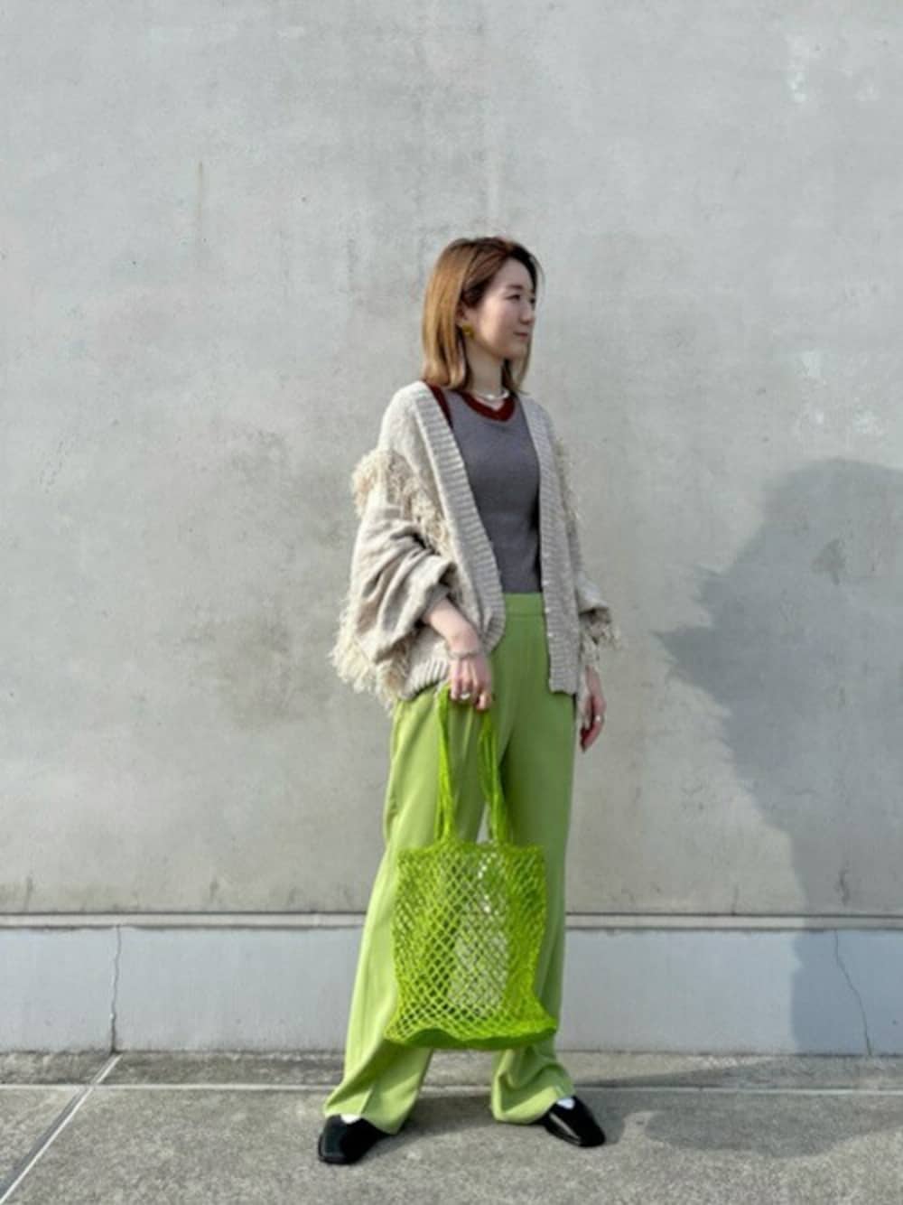 ベージュ系のカーディガン/ボレロ、グリーン系のその他パンツ、ブラウン系のタンクトップを着用したレディースの春コーディネートの1枚目の写真