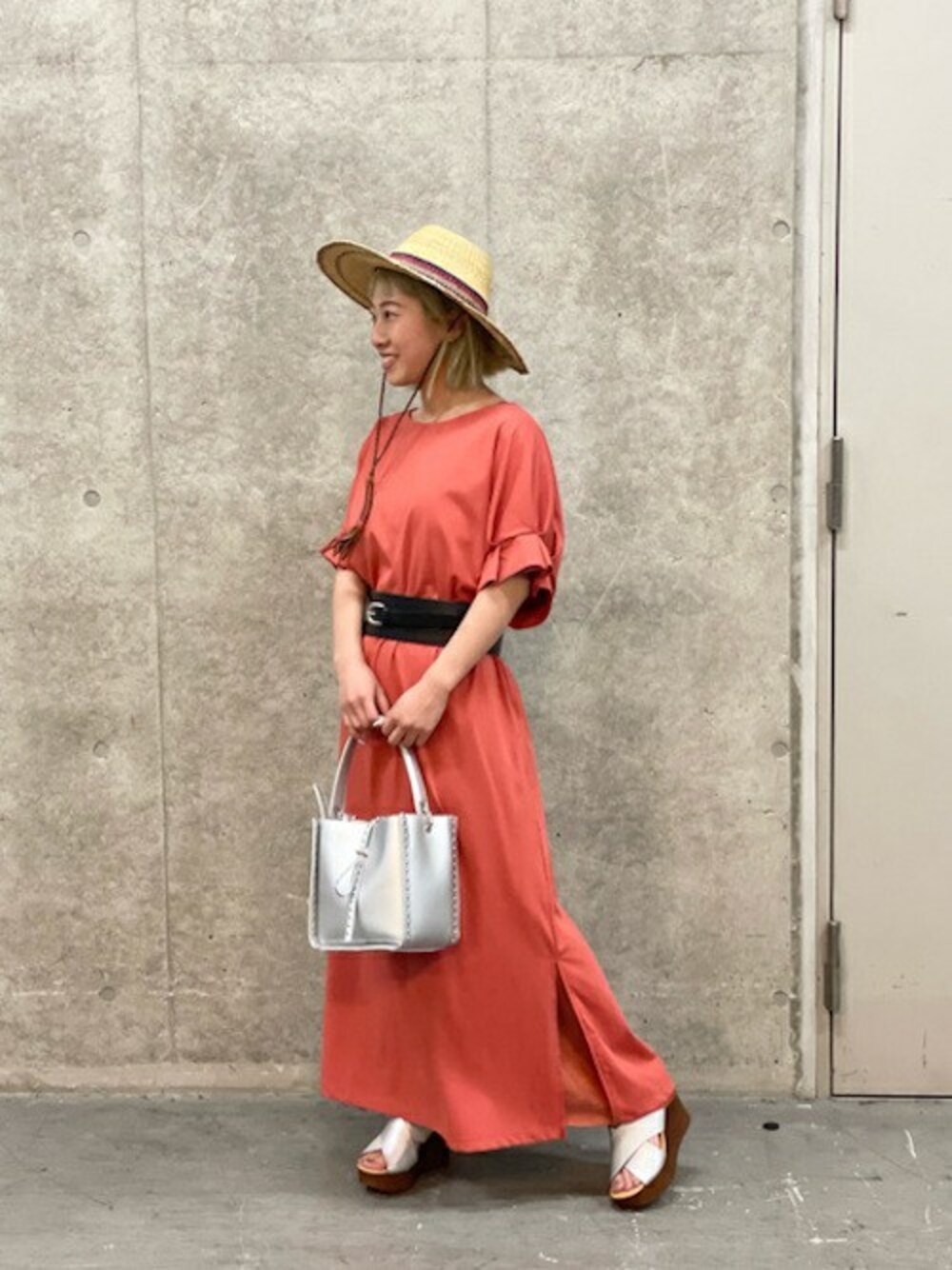 オレンジ系のワンピース、オレンジ系のスカート、シルバー系のサンダルを着用したレディースの春コーディネートの1枚目の写真