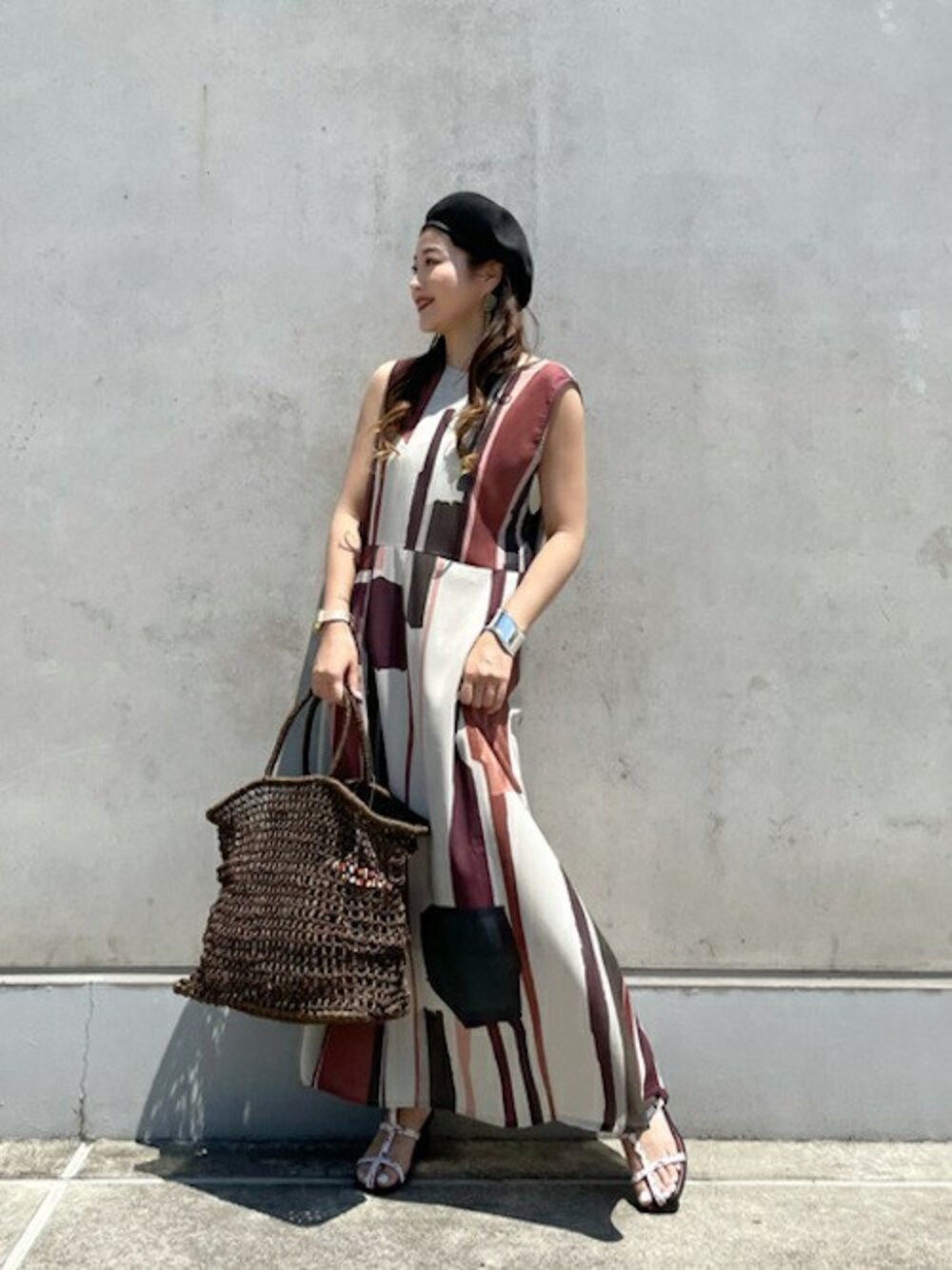 ブラウン系のワンピース、ブラウン系のサンダル、ブラウン系のトートバッグを着用したレディースの夏コーディネートの1枚目の写真