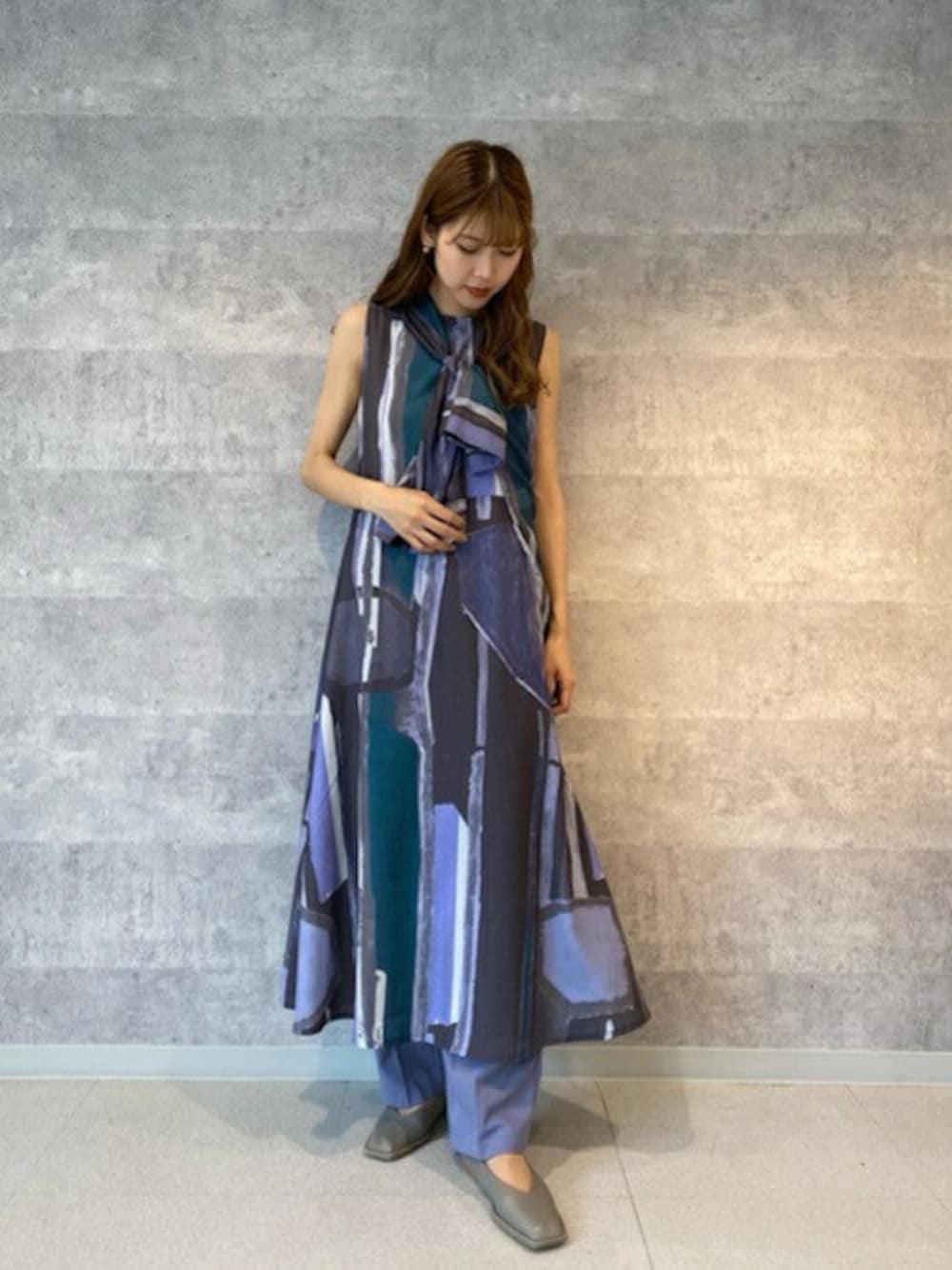 パープル系のシャツ/ブラウス、パープル系のワンピース、ブルー系のその他パンツを着用したレディースの夏コーディネートの1枚目の写真