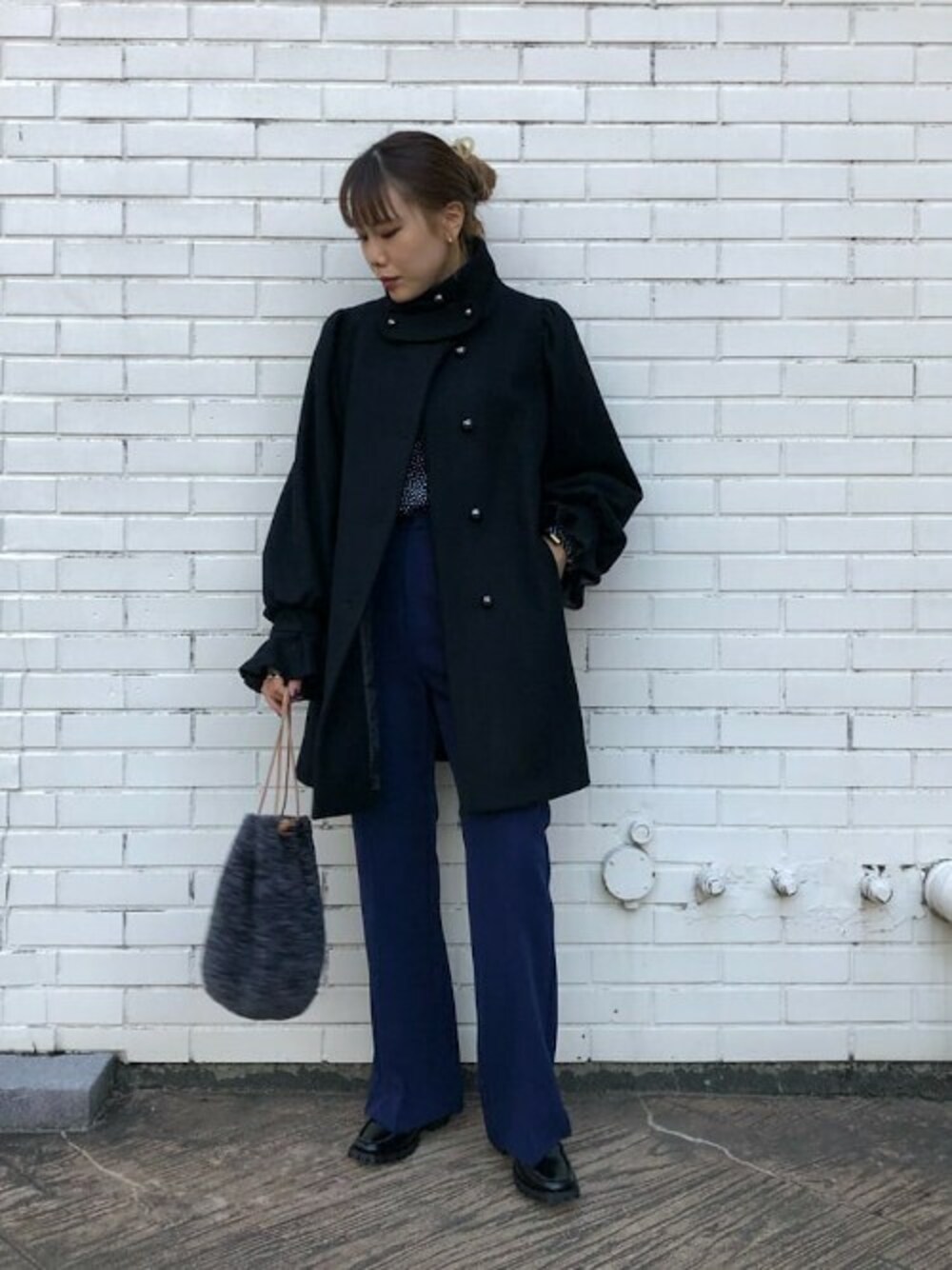 「シンプル、秋のコーデ、冬コーデ、大人カジュアル、きれいめカジュアル、シンプルコーデ、ROSE BUD、高身長女子、mici、mag.byc」｜「miciの(mici)【先行予約 10月上旬-10月中旬入荷予定】ドットシャツ（シャツ/ブラウス、ブラック系）」を使った、ROSE BUD STAFFさん（レディース・165cm）の秋コーディネートの1枚目の写真