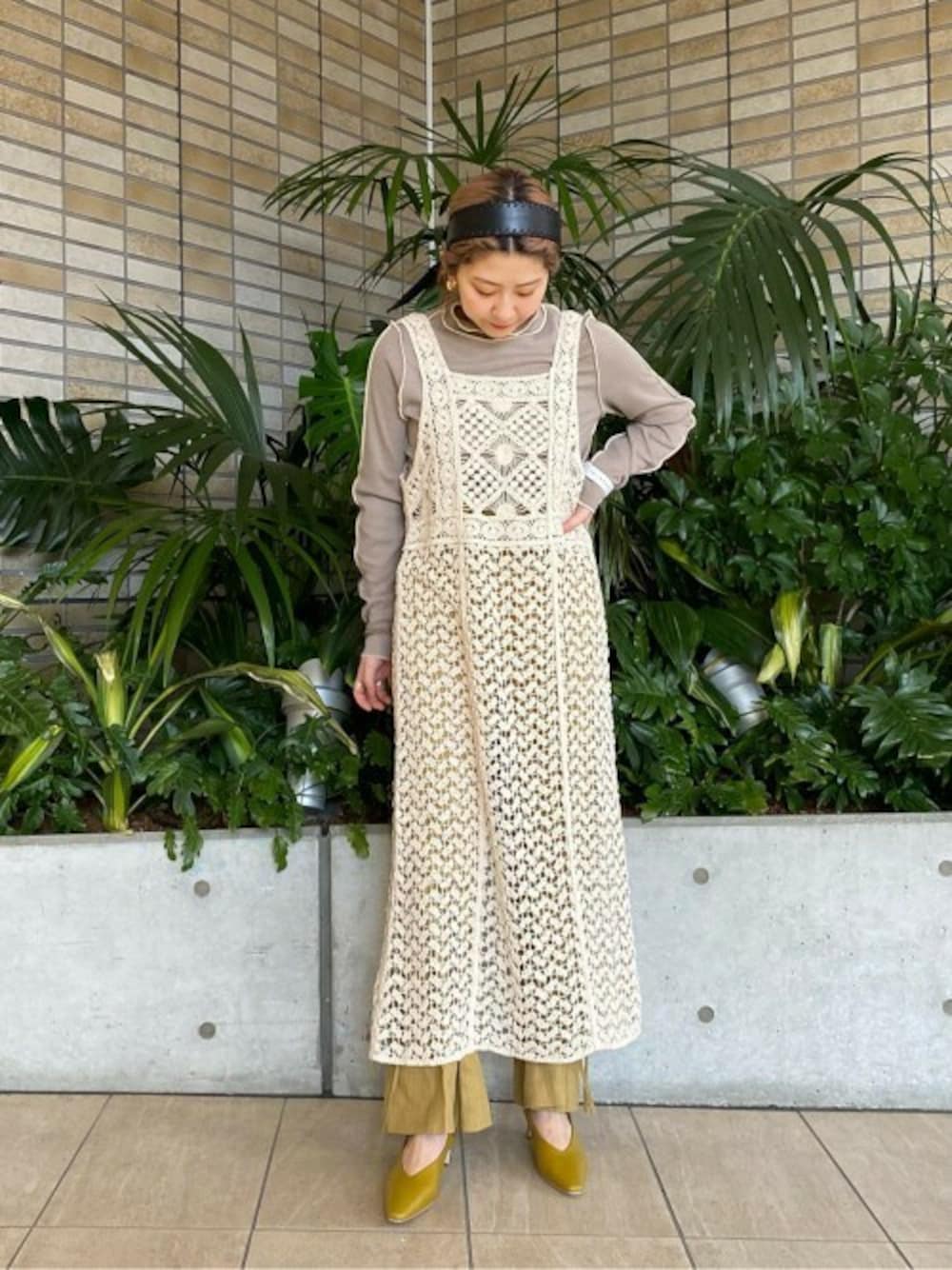 イエロー系のその他パンツ、ホワイト系のワンピース、ベージュ系のTシャツ/カットソーを着用したレディースの冬コーディネートの1枚目の写真