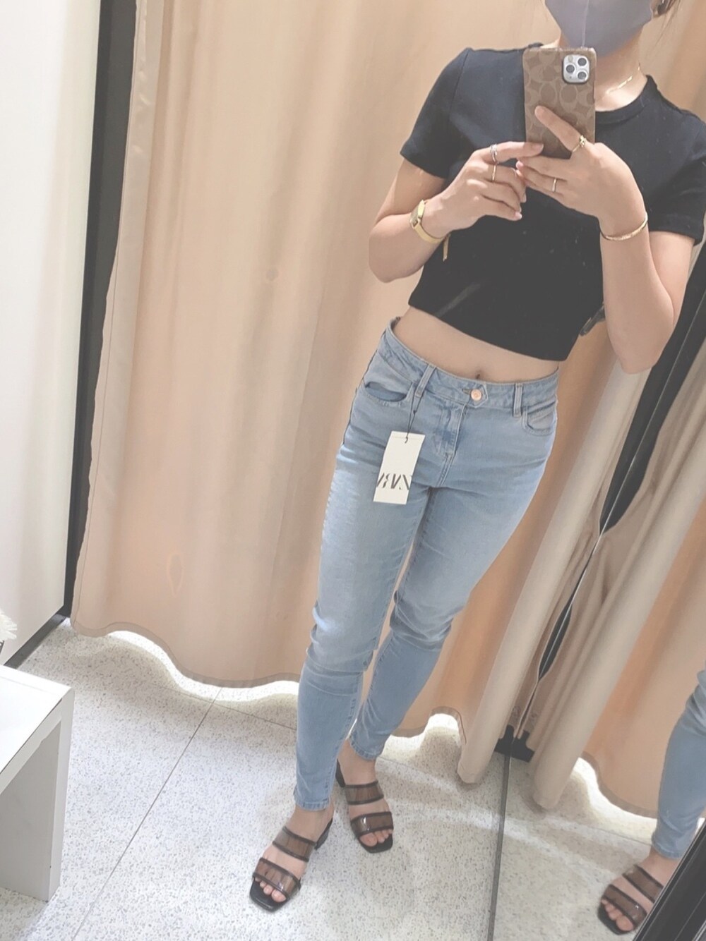 その他のデニムパンツ、ブラック系のトップス、その他のサンダルを着用したレディースの夏コーディネートの1枚目の写真