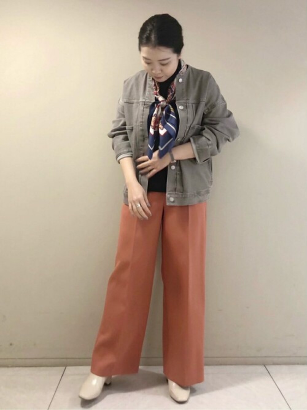 「トレンド、大人コーデ、パンツスタイル、パンツコーデ、デニムコーデ、フレンチトラッド、ウォッシャブル、春のアウター、arrive 5e、春のマストワンアイテム」｜「human womanの◆≪arrive 5e≫ デニムブルゾン（ブルゾン、グレー系）」を使った、akoさん（レディース・156cm）の春コーディネートの1枚目の写真