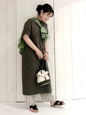 「アイテム（ハンドバッグ、グリーン系）」を使った、akoさん（レディース・156cm）の夏コーディネート