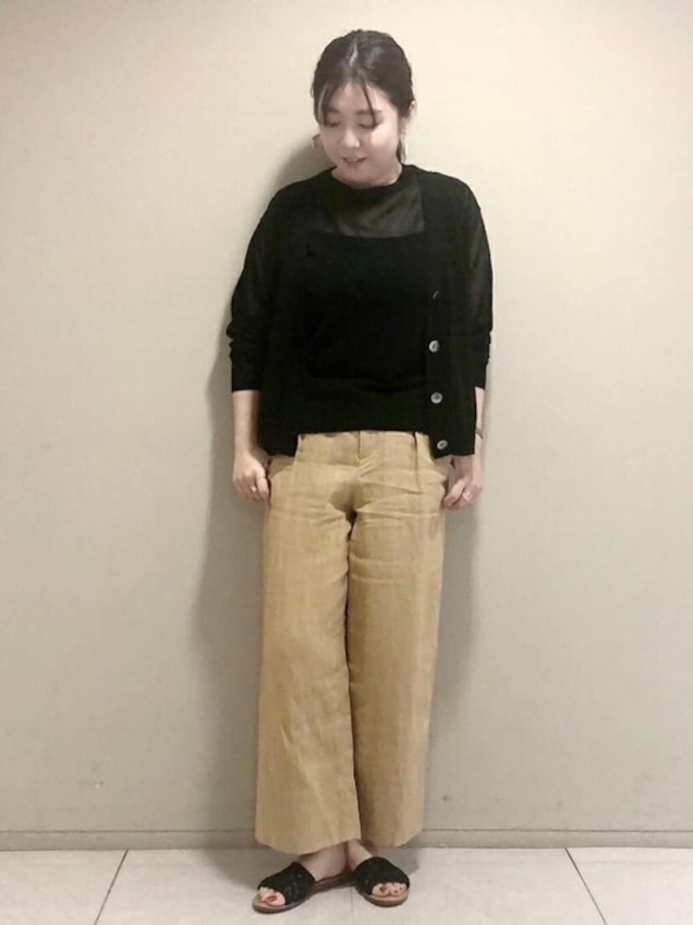 ブラック系のカーディガン/ボレロ、ブラック系のニット/セーター、ブルー系のキャミソールを着用したレディースの夏コーディネートの1枚目の写真