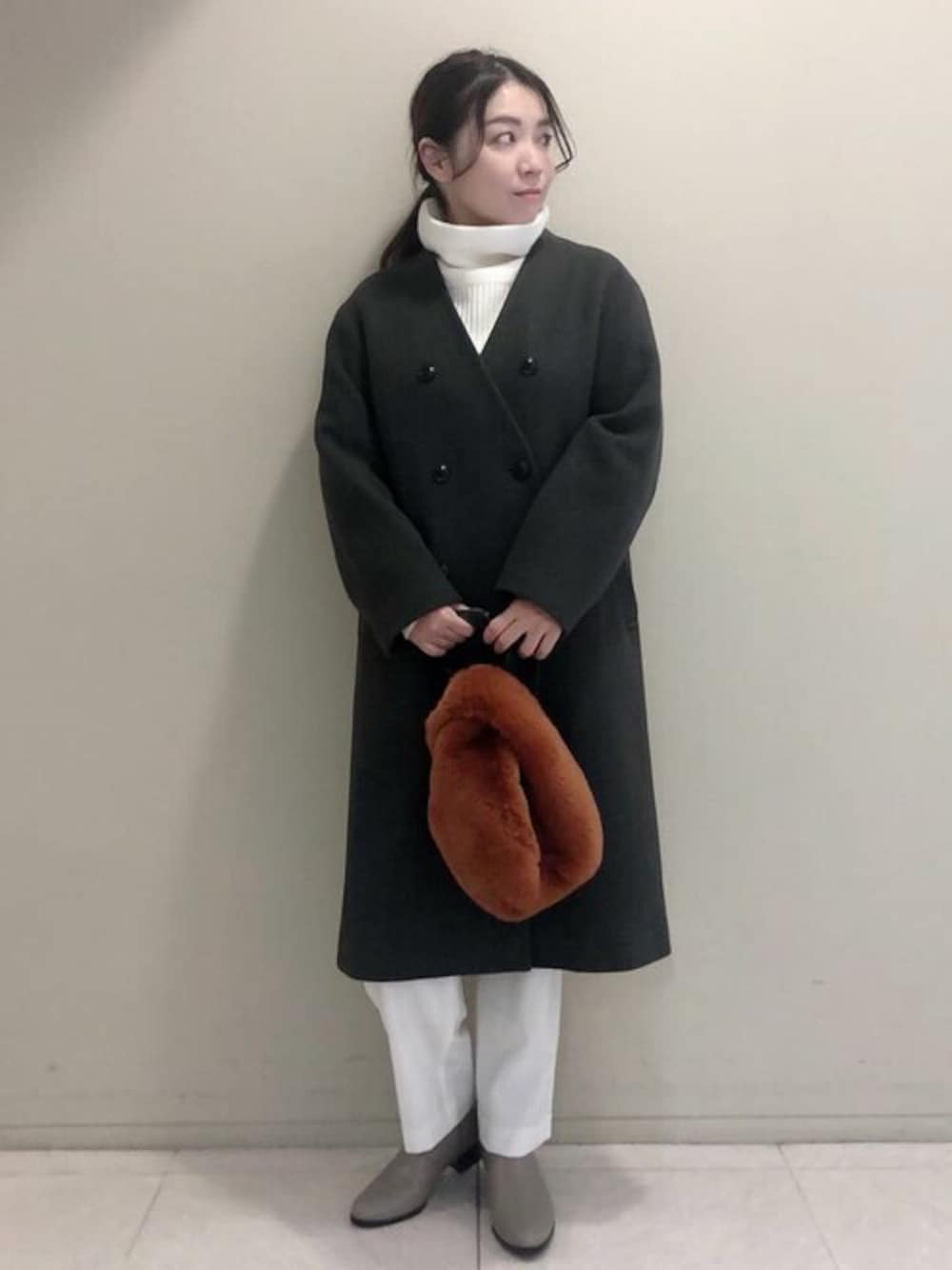 グレー系のノーカラーコート、ホワイト系のニット/セーター、ホワイト系のその他パンツを着用したレディースの秋コーディネートの1枚目の写真