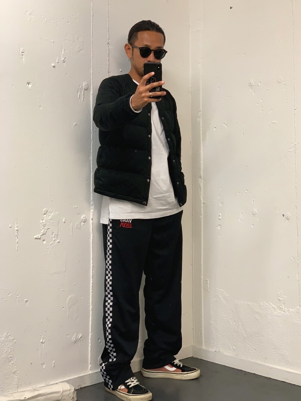 「大人カジュアル、ストリート、スニーカー、VANS、アウター、ダウン、インナーダウン、今日もタモさん、秋冬コーデ、モノトーン」｜「COLONY 2139のストレッチダウンジャケット（ダウンジャケット/コート、ブラック系）」を使った、コースけさん（メンズ・170cm）の秋コーディネートの1枚目の写真