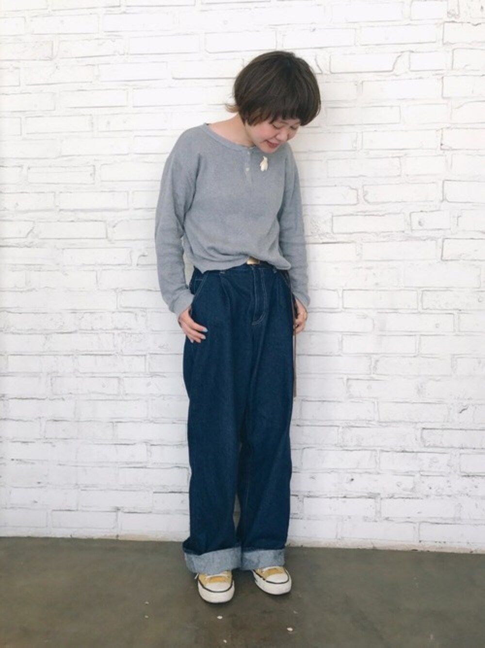 ブルー系のデニムパンツ、グレー系のTシャツ/カットソーを着用したレディースの春コーディネートの1枚目の写真