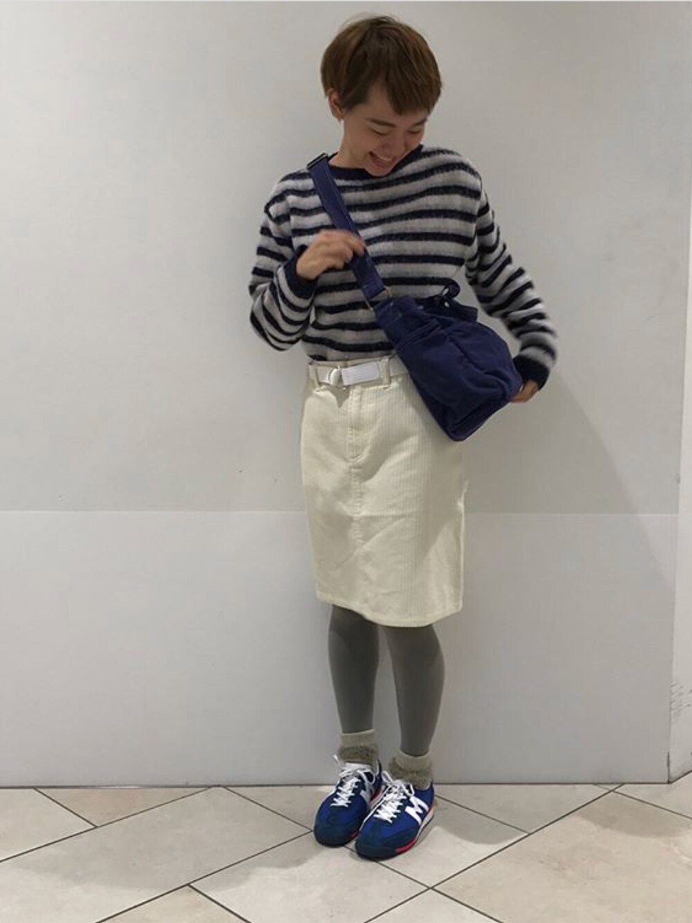 その他のニット/セーター、ホワイト系のスカート、ブルー系のショルダーバッグを着用したレディースの冬コーディネートの1枚目の写真