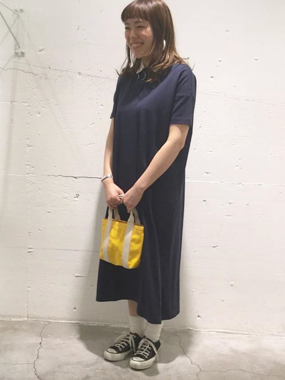 ブルー系のワンピースを着用したレディースの春コーディネートの1枚目の写真