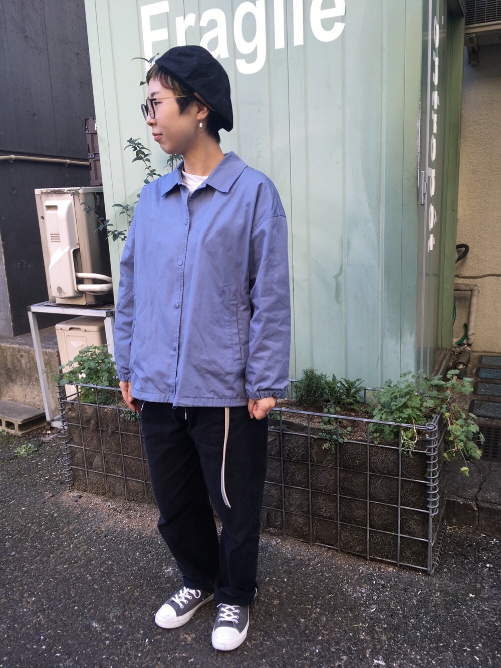 「ボーイッシュ、チノパン、コーチジャケット、メンズライク、ベルト、PAR ICI、春アウター、AMBIDEX、サックスブルー」｜「PAR ICIのギャバ コーチジャケット（その他アウター、ブルー系）」を使った、PAR ICIさん（レディース・157cm）の冬コーディネートの1枚目の写真