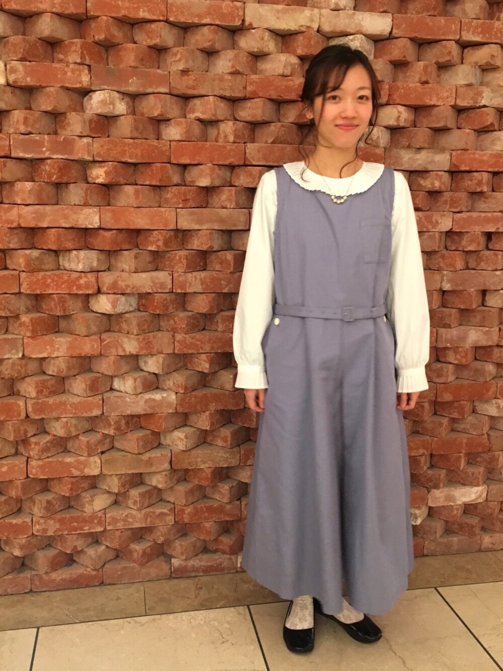 ホワイト系のシャツ/ブラウス、ブルー系のワンピースを着用したレディースの冬コーディネートの1枚目の写真