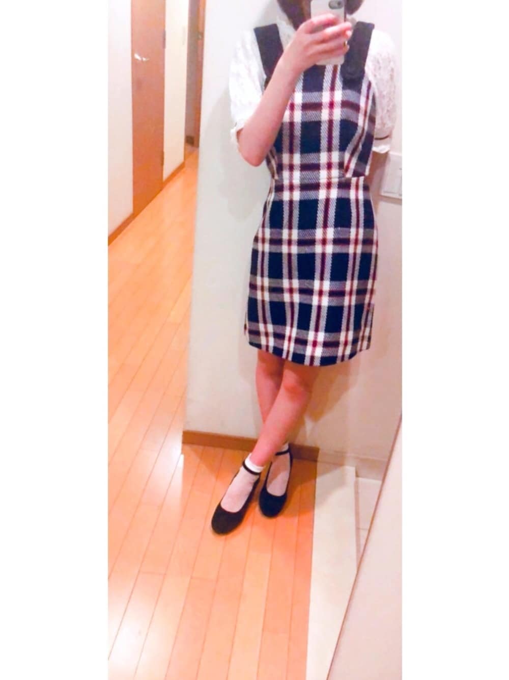 「秋服コーデ、チェック柄、シック、dazzlin」｜「dazzlinのアイテム（ジャンパースカート、ブラック系）」を使った、Erikaさん（レディース・170cm）の夏コーディネートの1枚目の写真