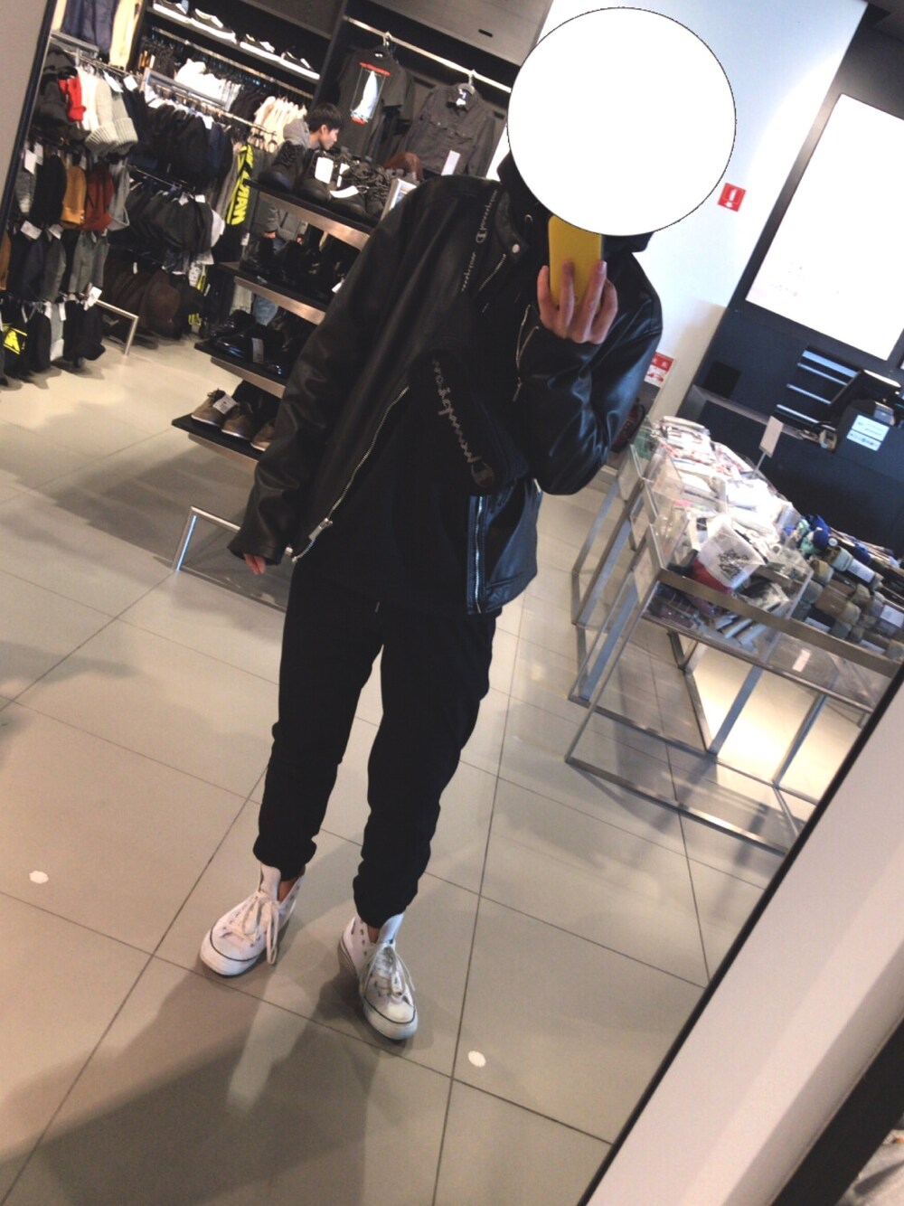 「休日スタイル、スニーカーコーデ、シンプル、大学生」｜「CONVERSEのALL STAR JERSEY Z HI/オールスター ジャージ HI（スニーカー、ホワイト系）」を使った、猫虎徹さん（メンズ・175cm）の冬コーディネートの1枚目の写真