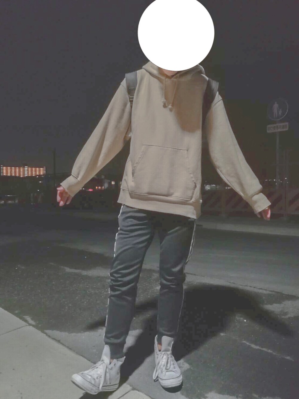 「converse、adidas、adidas originals、ゆるコーデ、パーカー、春コーデ、コメント待ってます」｜「CONVERSEのALL STAR JERSEY Z HI/オールスター ジャージ HI（スニーカー、ホワイト系）」を使った、猫虎徹さん（メンズ・175cm）の春コーディネートの1枚目の写真