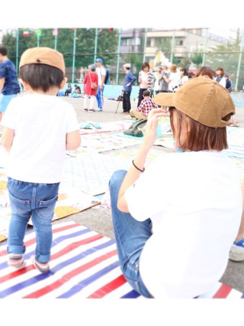 「運動会コーデ、おそろいコーデ、リンクコーデ、シンプル、白Tシャツ、スキニーデニム、白T×デニム、コーデュロイキャップ、kids、キッズコーデ」｜「MOUSSYのアイテム（デニムパンツ、ブルー系）」を使った、so_ibuさん（キッズ・80cm）の秋コーディネートの1枚目の写真