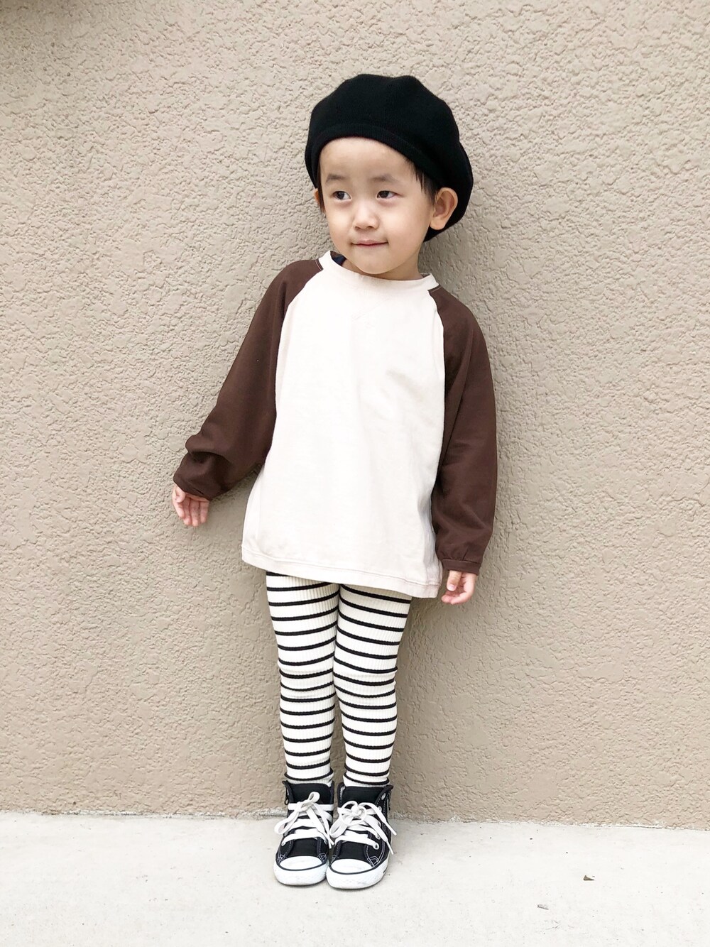 「リブレギンス、ボーダー、ラグランTシャツ、ベレー帽、ハイカットスニーカー、韓国子供服、kids、キッズコーデ、シンプル」｜「cocorostyleのアイテム（Tシャツ/カットソー、ベージュ系）」を使った、so_ibuさん（キッズ・90cm）の秋コーディネートの1枚目の写真