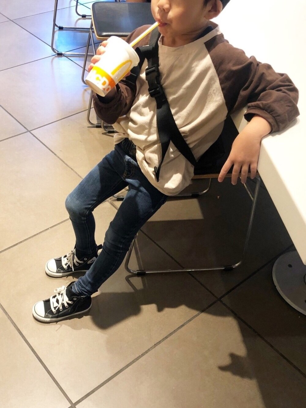 「ラグランTシャツ、スキニーデニム、ウエストポーチ、kids、キッズコーデ、シンプル、男の子、男の子コーデ、アイラブCONVERSE、2018マイベストコーデ」｜「BREEZEのもっとスキニーデニム 10分丈（デニムパンツ、ブルー系）」を使った、so_ibuさん（キッズ・110cm）の秋コーディネートの1枚目の写真