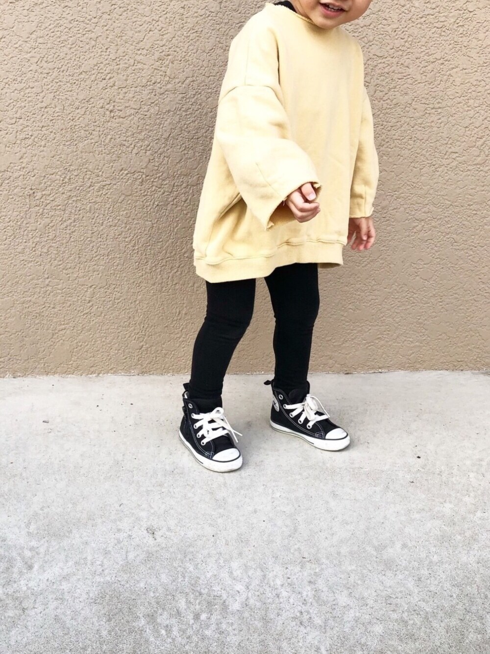 「オーバーサイズ、スウェット、黒スキニー、ハイカットスニーカー、kids、キッズコーデ、シンプル、男の子コーデ、アイラブCONVERSE、2018マイベストコーデ」｜「cocorostyleのアイテム（スウェット、イエロー系）」を使った、so_ibuさん（キッズ・90cm）の秋コーディネートの1枚目の写真