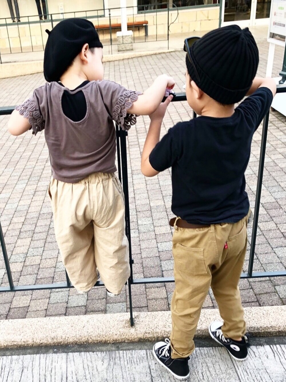 「秋服準備はじめました、チノパン、サルエルパンツ、kids、キッズコーデ、リンクコーデ、ニット帽、ベレー帽、韓国子供服、2018マイベストコーデ」｜「cocoro styleのアイテム（Tシャツ/カットソー、グレー系）」を使った、so_ibuさん（キッズ・110cm）の秋コーディネートの1枚目の写真