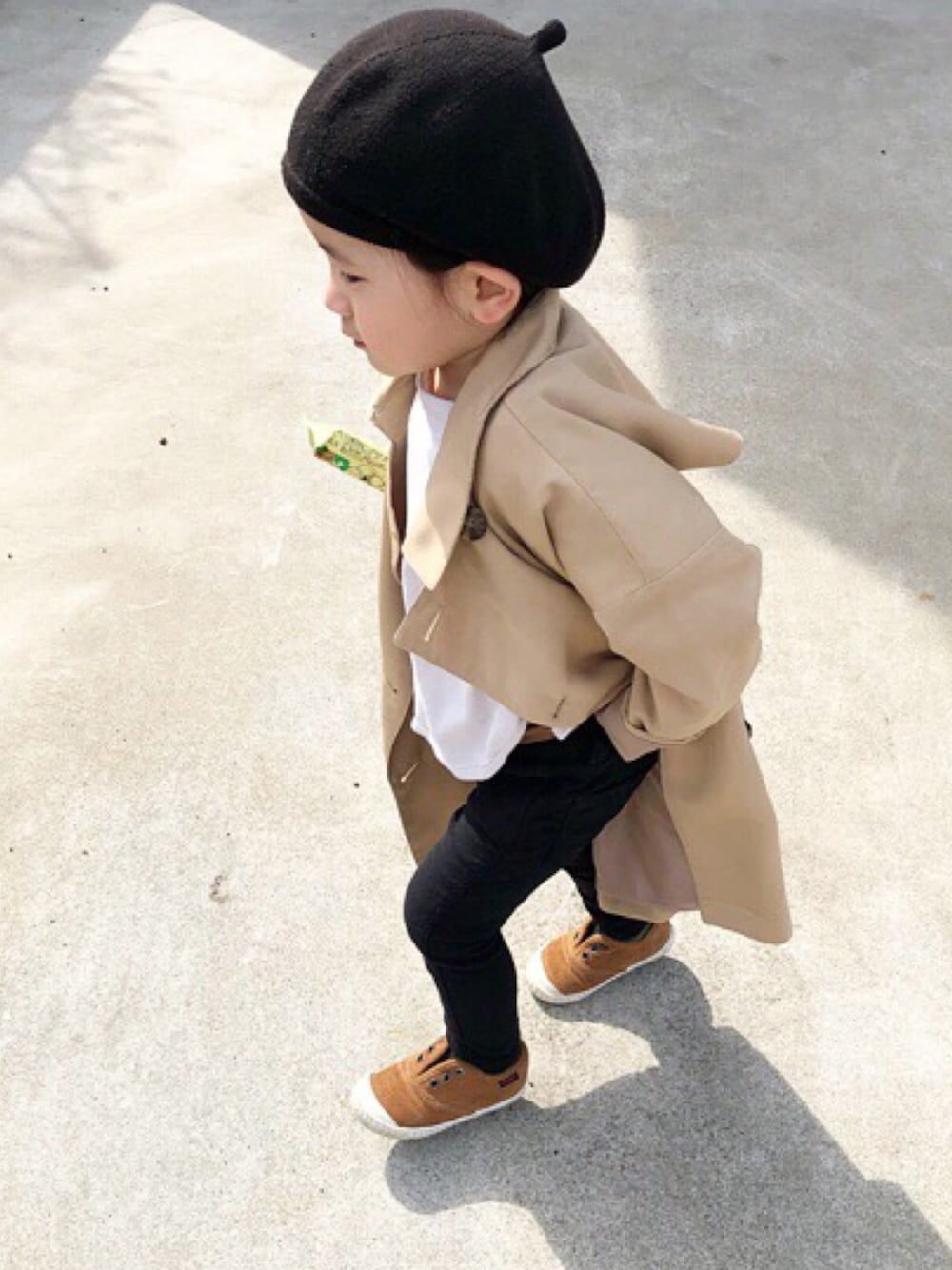 「韓国子供服、ベレー帽、黒スキニー、スリッポン、春コーデ、シンプル、kids、キッズコーデ、男の子、2018マイベストコーデ」｜「GLOBAL WORKの【キッズ】ハッスイトレンチコート/776709（トレンチコート、ベージュ系）」を使った、so_ibuさん（キッズ・90cm）の春コーディネートの1枚目の写真