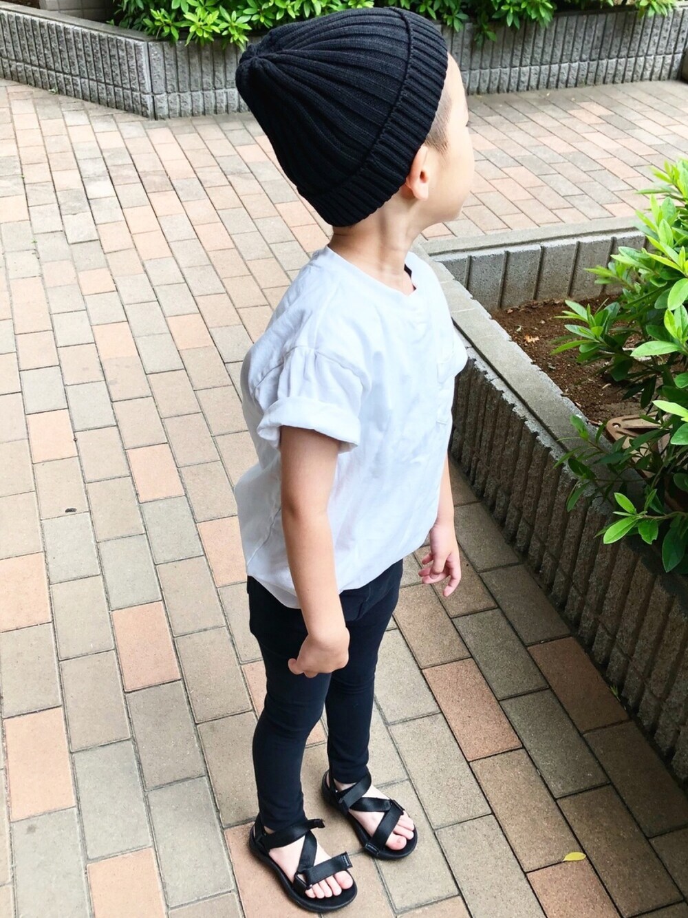 「スポーツサンダル、黒スキニー、白Tシャツ、ニット帽、シンプル、モノトーン、kids、キッズコーデ、2018マイベストコーデ」｜「GLOBAL WORKの【キッズ】ストラップスポーツサンダル/781518（サンダル、ブラック系）」を使った、so_ibuさん（キッズ・110cm）の夏コーディネートの1枚目の写真