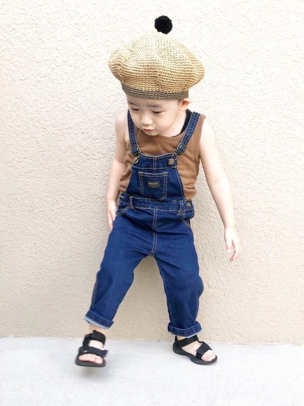 「サロペット、ベレー帽、タンクトップ、スポーツサンダル、kids、キッズコーデ、韓国子供服、男の子コーデ、2018マイベストコーデ」｜「GLOBAL WORKの【キッズ】ライトウェイトサンダル/711761（サンダル、ブラック系）」を使った、so_ibuさん（キッズ・90cm）の夏コーディネートの1枚目の写真