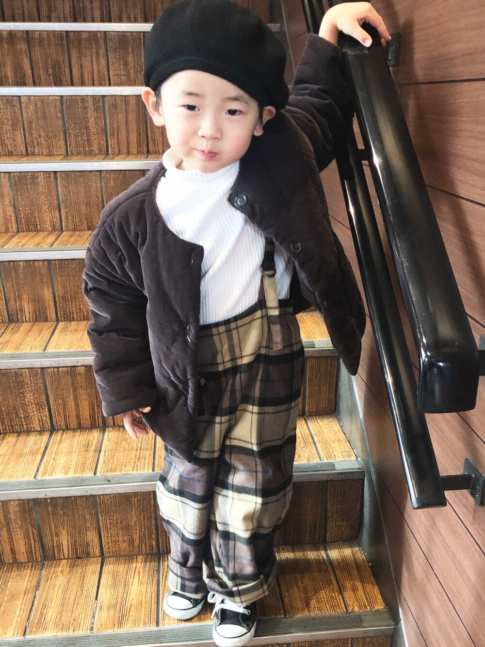 「タートルネック、チェックパンツ、男の子コーデ、冬コーデ、kids、キッズコーデ、ベレー帽、韓国子供服」｜「petit mainのベーシック無地タートルネックニットプルオーバー（ニット/セーター、ホワイト系）」を使った、so_ibuさん（キッズ・100cm）の冬コーディネートの1枚目の写真