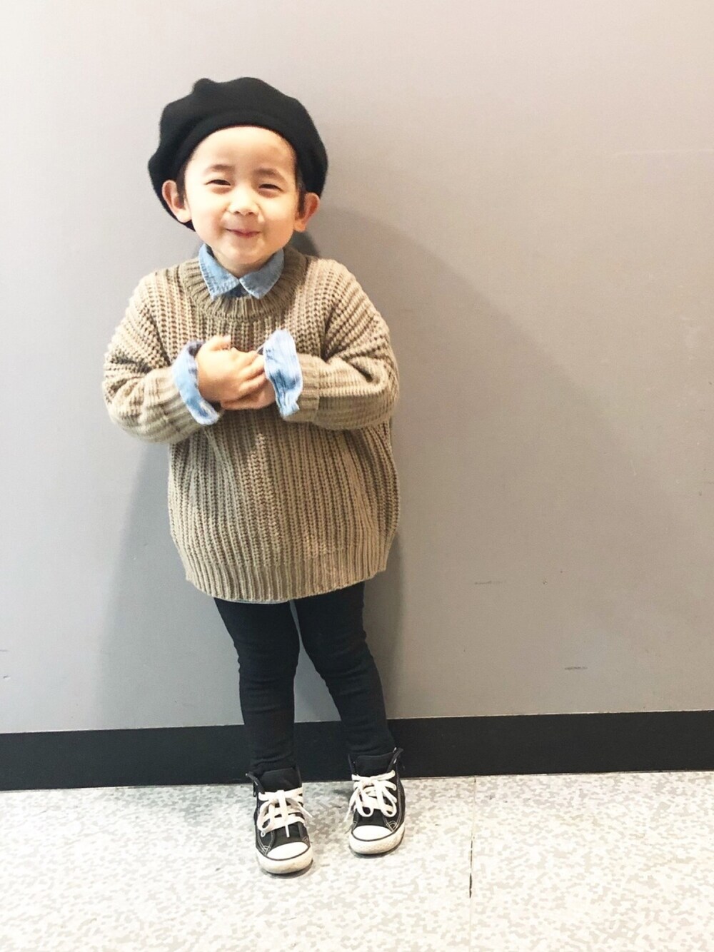 「ベレー帽、韓国子供服、ハイカットスニーカー、黒スキニー、シンプル、ビッグシルエット、kids、キッズコーデ、男の子、チョコ色に染まれ」｜「devirockの畦編みビッグニット セーター（ニット/セーター、ブラウン系）」を使った、so_ibuさん（キッズ・100cm）の冬コーディネートの1枚目の写真