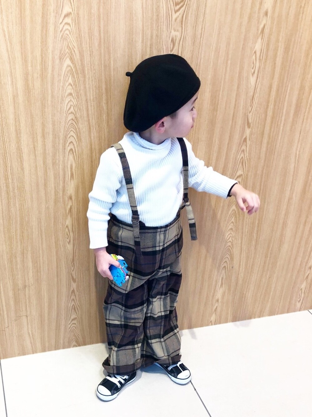 「チョコ色に染まれ、韓国子供服、ベレー帽、ハイネックニット、チェックシャツ、男の子、kids、キッズコーデ」｜「petit mainのベーシック無地タートルネックニットプルオーバー（ニット/セーター、ホワイト系）」を使った、so_ibuさん（キッズ・100cm）の冬コーディネートの1枚目の写真