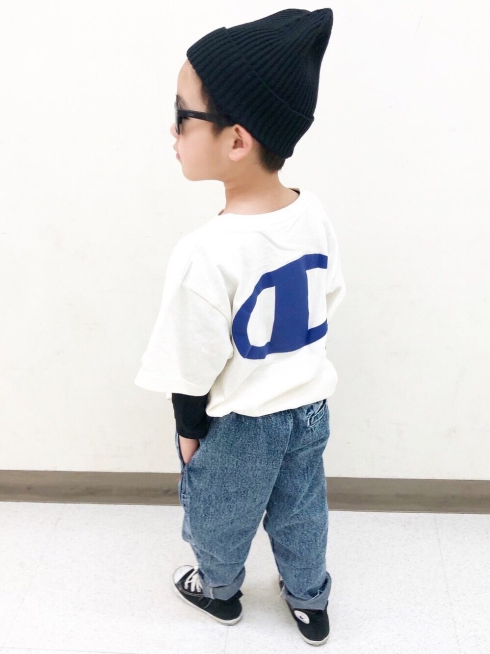 「ニット帽、サングラス、白Tシャツ、ロゴT、デニムパンツ、オーバーサイズ、kids、キッズコーデ、シンプルコーデ、レイヤードstyle」｜「THE NORTH FACEのザ・ノース・フェイス トラバースビーニー（ニットキャップ/ビーニー、ブラック系）」を使った、so_ibuさん（キッズ・110cm）の冬コーディネートの1枚目の写真