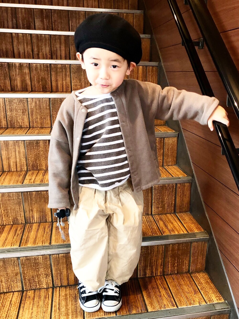 「韓国子供服、ベレー帽、チノパン、シンプル、くすみカラー、kids、キッズコーデ、男の子」｜「cocoro styleのアイテム（チノパンツ、ベージュ系）」を使った、so_ibuさん（キッズ・100cm）の春コーディネートの1枚目の写真