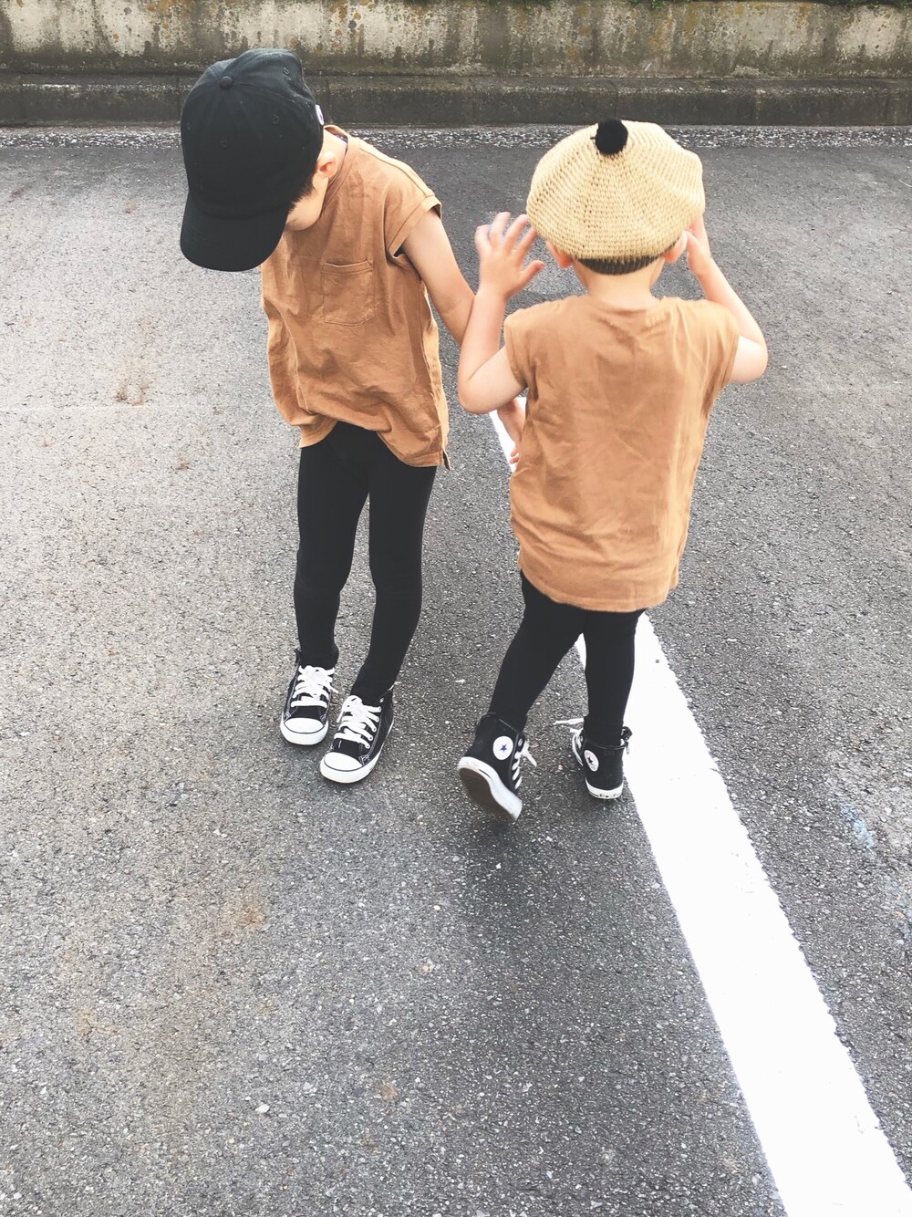 「夏だ！Tシャツ着よう！、おそろいコーデ、リンクコーデ、kids、男の子、ベレー帽、シンプル、兄弟コーディネート、黒スキニー」｜「GLOBAL WORKの【キッズ】ノースリカットプルオーバー/840075（Tシャツ/カットソー、ベージュ系）」を使った、so_ibuさん（キッズ・104cm）の夏コーディネートの1枚目の写真