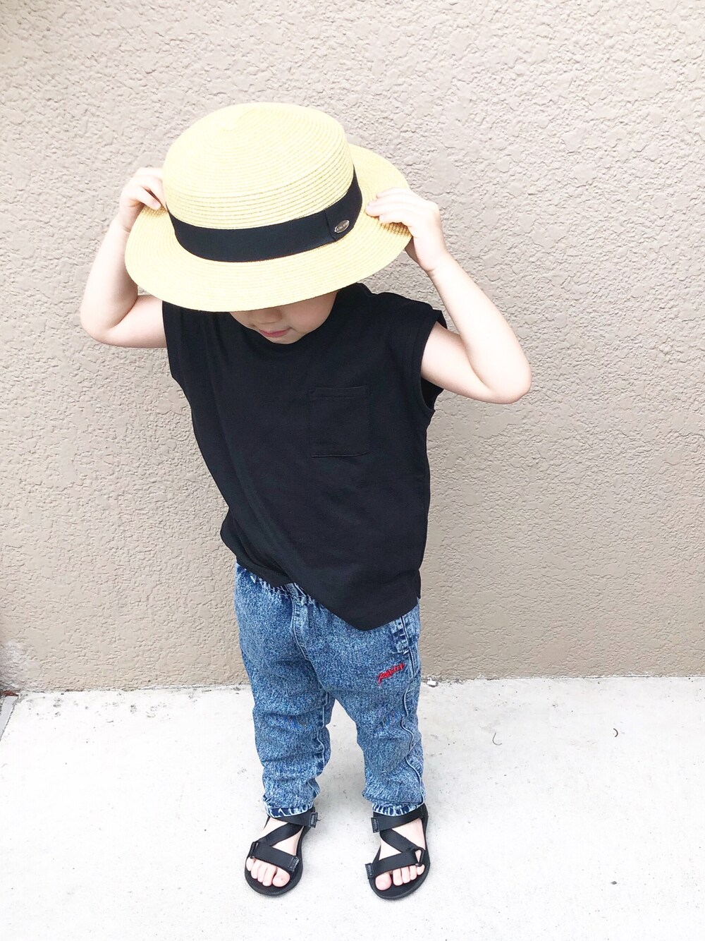 「夏コーデ、シンプルコーデ、キッズコーデ、男の子、カンカン帽、デニムパンツ、kids、スポーツサンダル」｜「GLOBAL WORKの【キッズ】ブレードカンカンボウ/822599（ハット、ベージュ系）」を使った、so_ibuさん（キッズ・110cm）の夏コーディネートの1枚目の写真