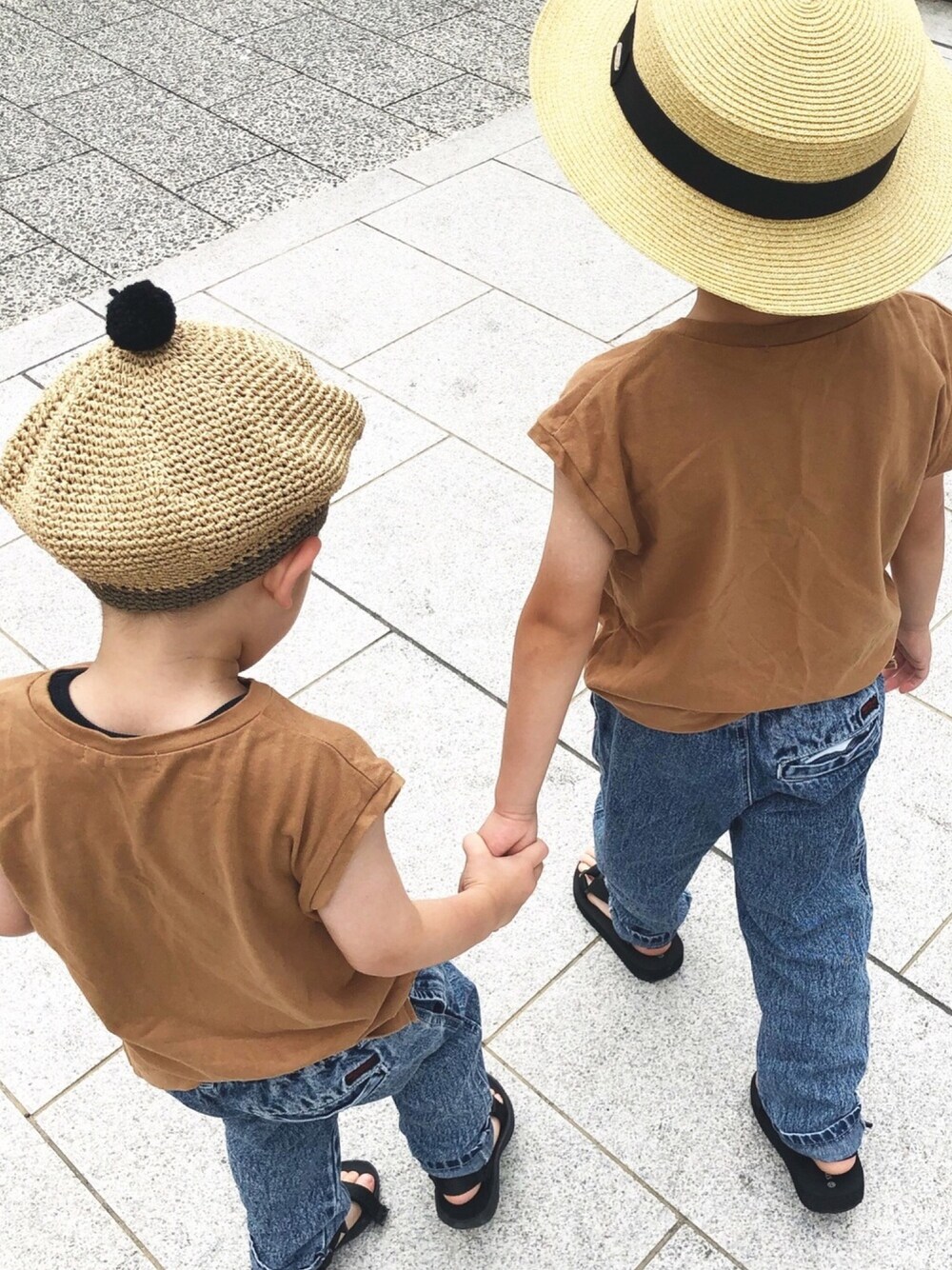 「おそろいコーデ、シンプル、スポーツサンダル、兄弟コーディネート、リンクコーデ、カンカン帽、ベレー帽、 KIDS、キッズコーデ、秋のカフェオレコーデ」｜「GLOBAL WORKの【キッズ】ノースリカットプルオーバー/840075（Tシャツ/カットソー、ベージュ系）」を使った、so_ibuさん（キッズ・110cm）の夏コーディネートの1枚目の写真
