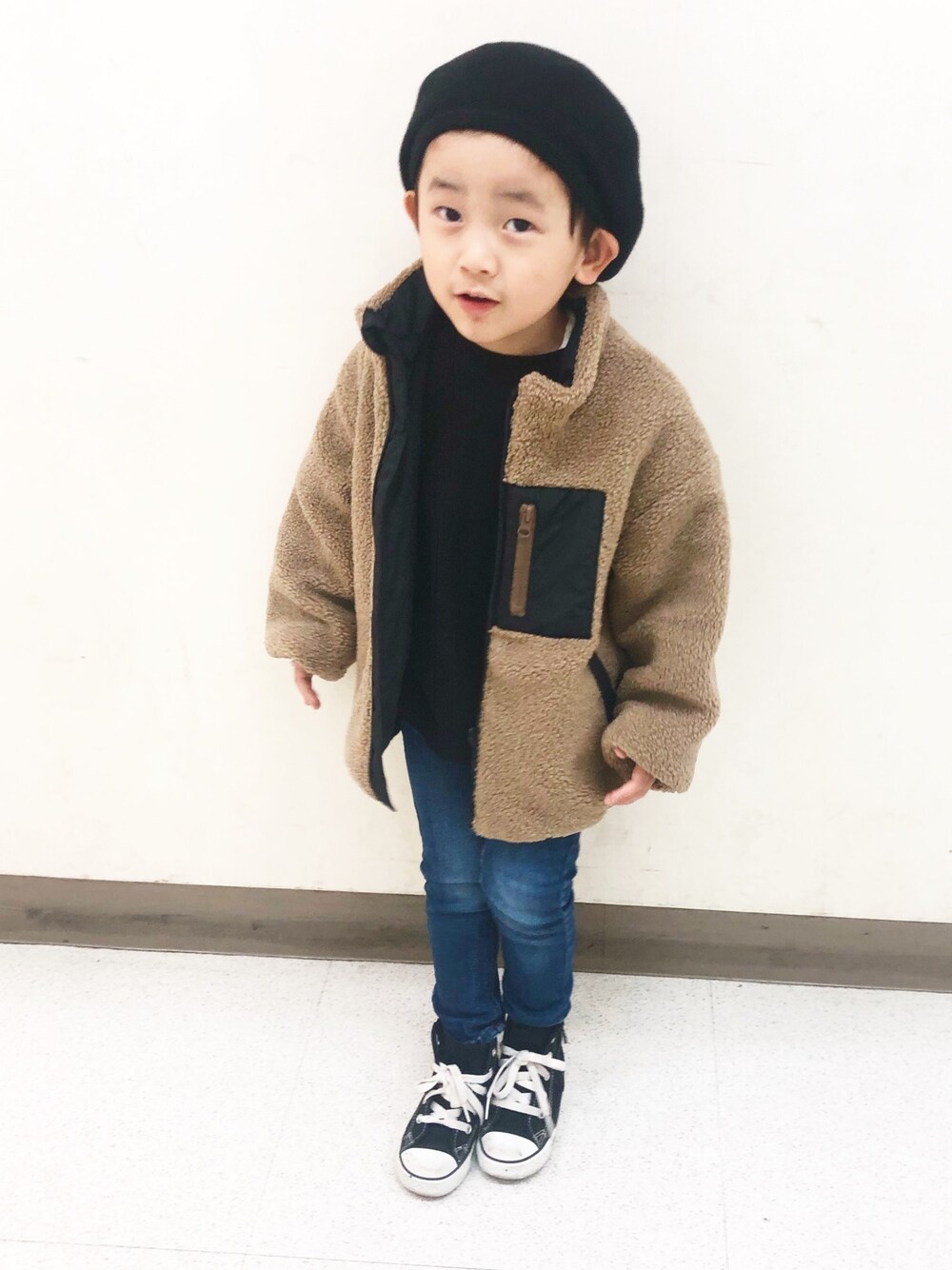 「ベレー帽、韓国子供服、kids、スキニーパンツ、男の子コーデ、シンプル、ボアジャケット、4歳、キッズコーデ、男の子」｜「BRANSHESのプレミアムストレッチデニムスキニーパンツ（デニムパンツ、ブルー系）」を使った、so_ibuさん（キッズ・100cm）の秋コーディネートの1枚目の写真