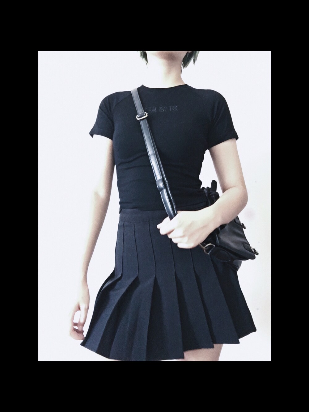「休日コーデ、black、ootd、オトナカジュアル、スニーカー」｜「暴力杂货のアイテム（Tシャツ/カットソー、ブラック系）」を使った、Kukiさん（レディース・165cm）の夏コーディネートの1枚目の写真