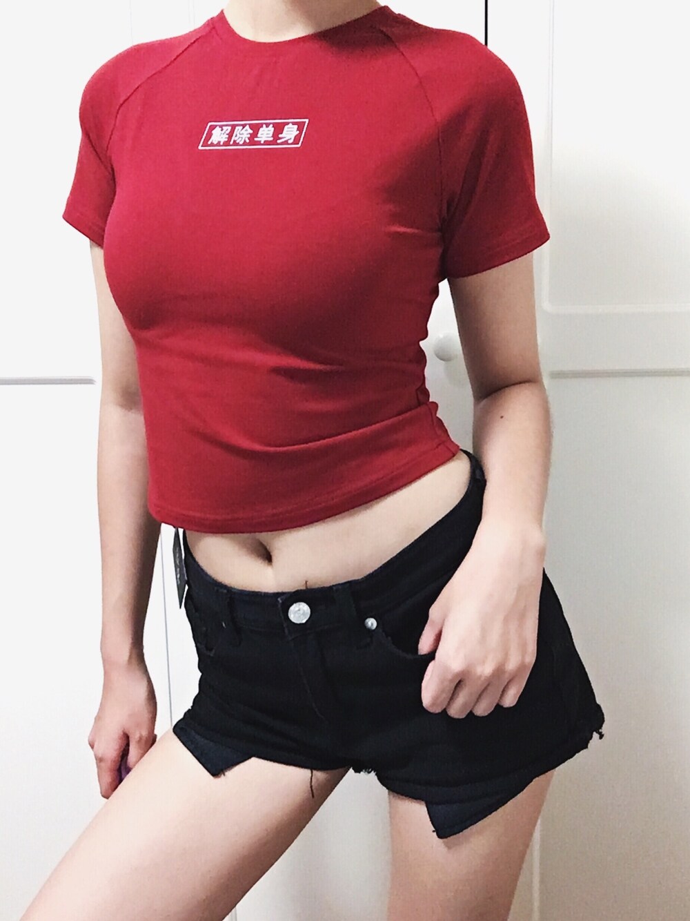 「夏コーデ、大人カジュアル、シンプル、ootd、おしゃれさんと繋がりたい、girl、スニーカー、Tシャツ」｜「暴力杂货のアイテム（Tシャツ/カットソー、レッド系）」を使った、Kukiさん（レディース・165cm）の夏コーディネートの1枚目の写真