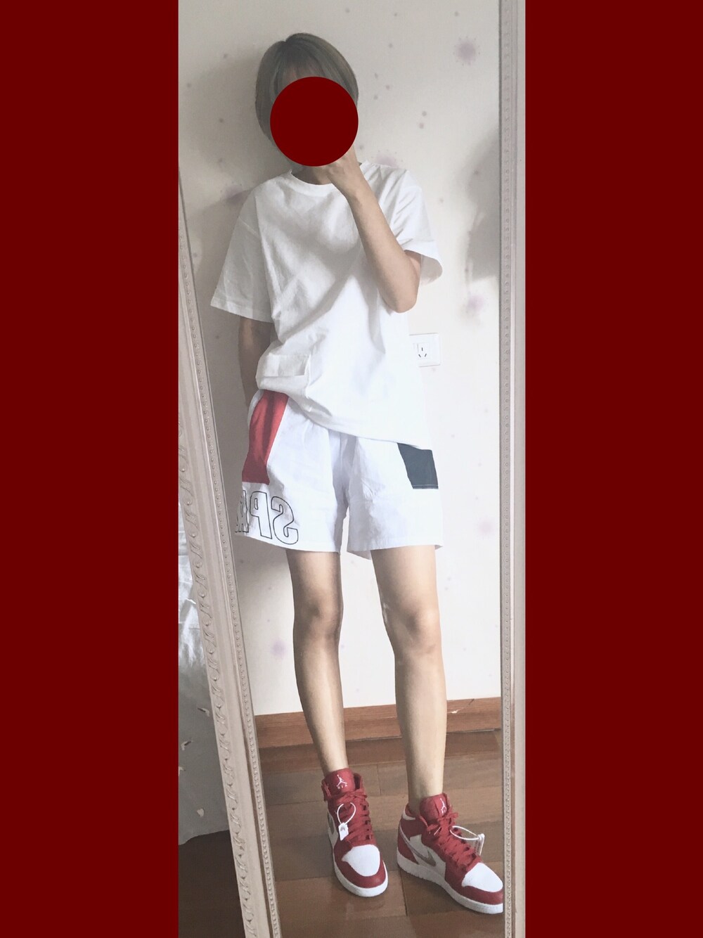 「白Tシャツ、シンプルコーデ、大人カジュアル、プチプラ、赤」｜「Jordanのアイテム（スニーカー、レッド系）」を使った、Kukiさん（レディース・165cm）の夏コーディネートの1枚目の写真
